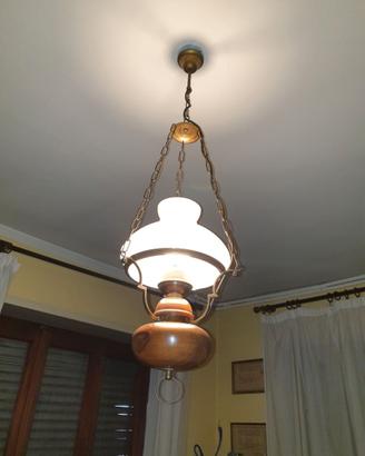 Lampadario in legno e opalina