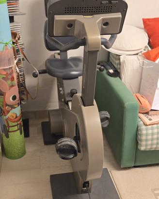 cyclette reclinata technogym