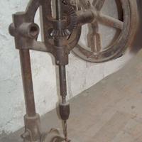 Antico trapano a colonna manuale