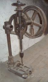 Antico trapano a colonna manuale