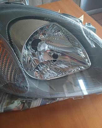 fanale toyota yaris prima serie