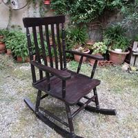 Elegante sedia a dondolo in legno massello
