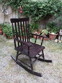 Elegante sedia a dondolo in legno massello