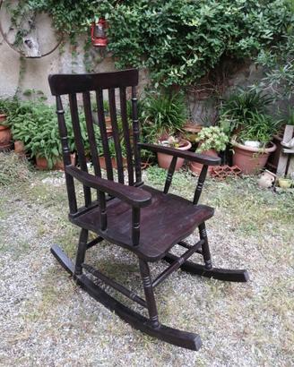 Elegante sedia a dondolo in legno massello