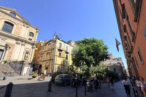 MULTILOCALE A NAPOLI