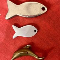 Lotto 3 ciondoli a forma di pesce e delfino