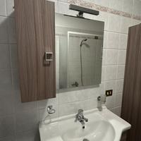 Mobile per bagno con lavabo