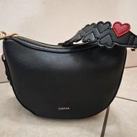 Borsetta Carpisa nera con cuore rosso