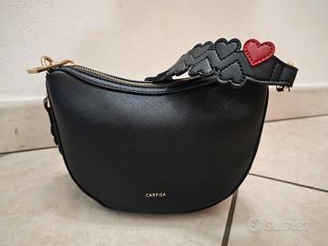 Borsetta Carpisa nera con cuore rosso