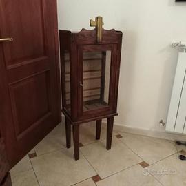 vetrinetta storica + tavolino + quadro/specchiera