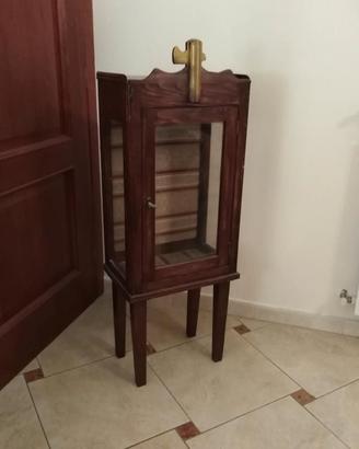 vetrinetta storica + tavolino + quadro/specchiera