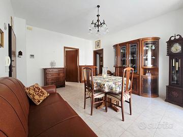 Spazioso appartamento con balcone abitabile