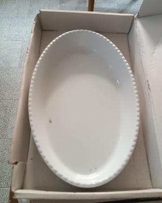 Pirofile in ceramica robusta e resistenti nuove