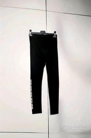 Leggings neri Vans con logo bianco ripetuto sul la