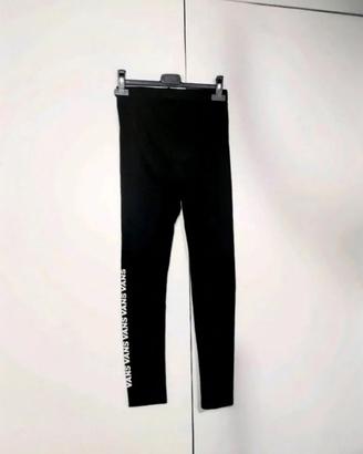 Leggings neri Vans con logo bianco ripetuto sul la