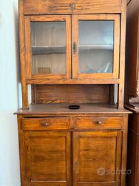 Credenza a doppio corpo con vetrina