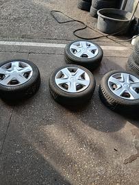 4 cerchi in ferro completi di gomme r16