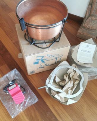 Paiolo in rame martellato e mescolatore elettrico