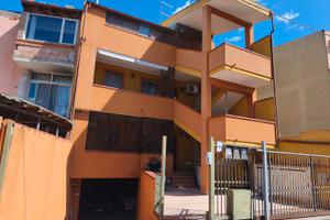Trilocale con cortile e garage