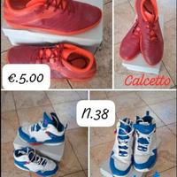 Due paia di scarpe calcio e basket 