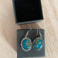 Orecchini ovali con fiori veri