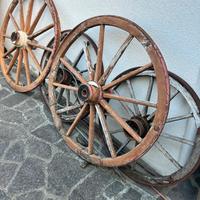 Vecchie ruote in legno
