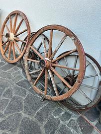 Vecchie ruote in legno