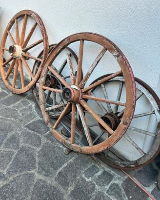 Vecchie ruote in legno