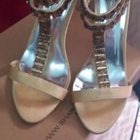 décolleté dorato con tacco alto