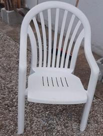 Sedia plastica bianca da giardino