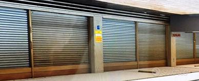 Negozio con 14 vetrine posizione strategica