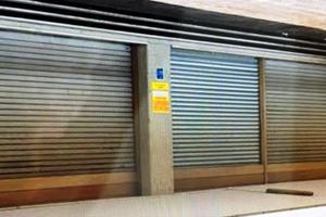 Negozio con 14 vetrine posizione strategica