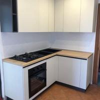 Cucina ad angolo con elettrodomestici