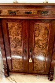 Mobile a due ante epoca 1800.