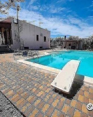 Villa con garage e piscina