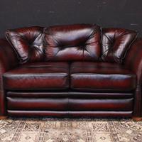 Divano modello Chesterfield in pelle bordeaux