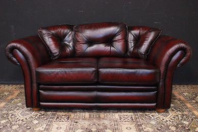 Divano modello Chesterfield in pelle bordeaux