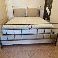 Letto matrimoniale contenitore in ferro
