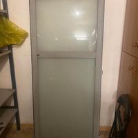 porta  alluminio con vetri bianco latte e cornice