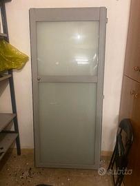 porta  alluminio con vetri bianco latte e cornice