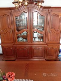 Credenza per salotto con tavolo e sedie