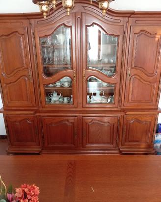 Credenza per salotto con tavolo e sedie