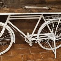 Tavolo con bicicletta vintage, fatto a mano