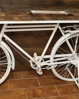 Tavolo con bicicletta vintage, fatto a mano