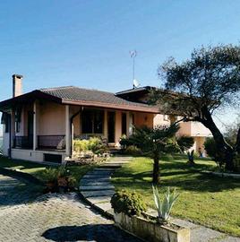 Immobile in asta di 215 m² con 5 locali e box auto