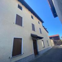 INTERESSANTE CASA ACCOSTATA AD UN LATO