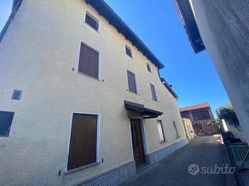 INTERESSANTE CASA ACCOSTATA AD UN LATO