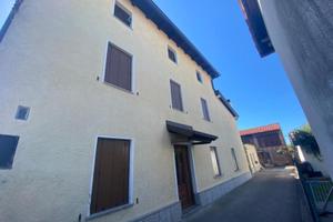 INTERESSANTE CASA ACCOSTATA AD UN LATO