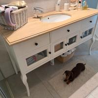 Elegante mobile da bagno in stile classico