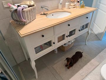 Elegante mobile da bagno in stile classico